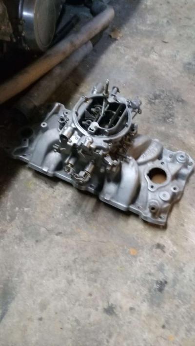 Edelbrock Carb 650 4 high Rise Intake and a 14 breather - Abilene, Texas