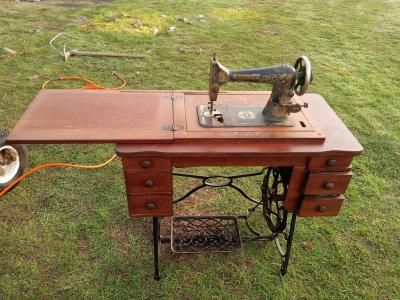 1911 sewing machine - Thumbnail 4