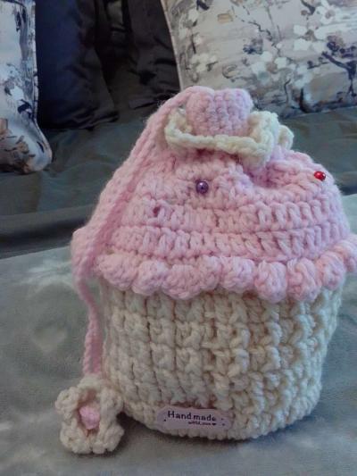 crocheted pink cupcake pouch - Thumbnail 2