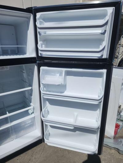 FRIGIDAIRE STAINLESS STEEL FRIDGE - Thumbnail 6
