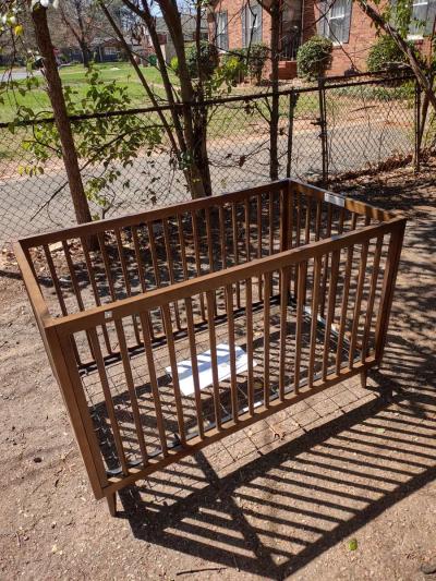 Baby crib - Thumbnail 1