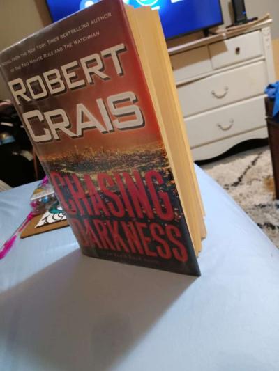 Book called Chasing Darkness by Robert  Crais - Thumbnail 4