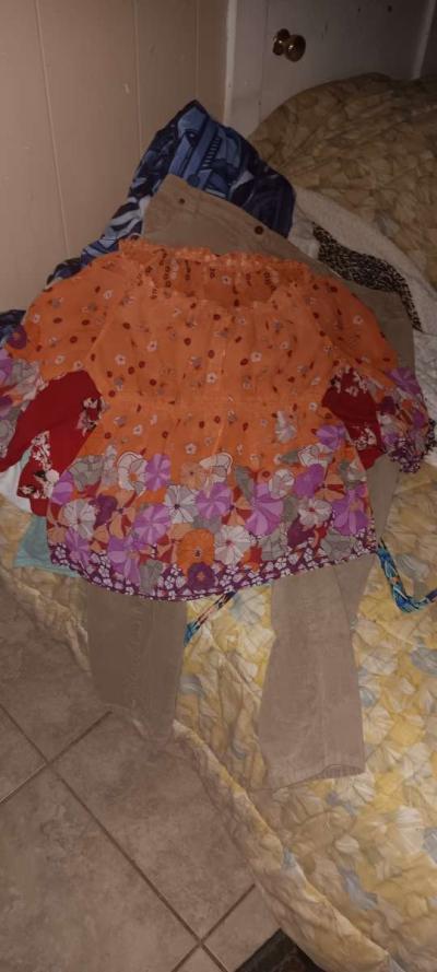 womans clothes 2 dollar each - Thumbnail 5