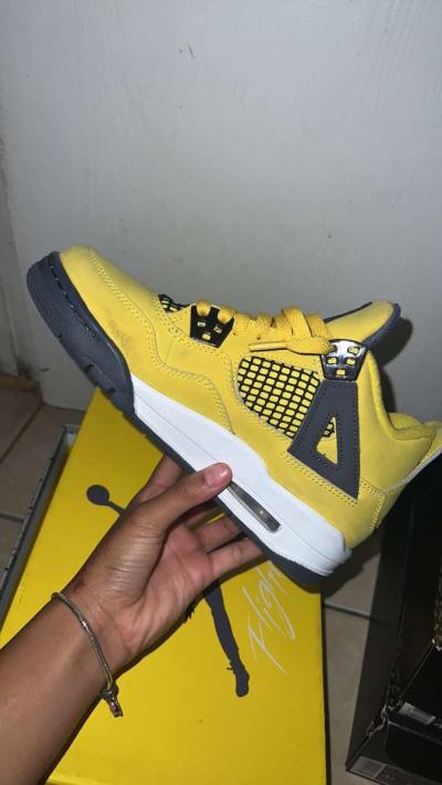 Jordan 4s lighting thunders - Thumbnail 3