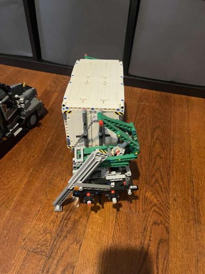 built Lego technic Mack anthem truck - Thumbnail 4