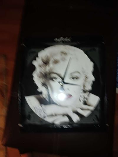 new Marilyn Monroe clock must pick up - Thumbnail 2