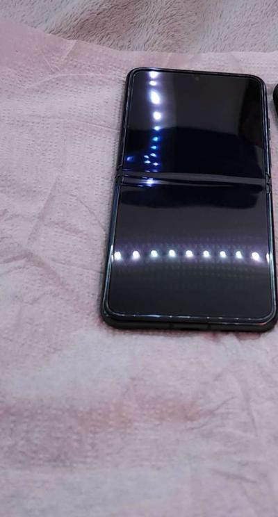 Motorola RAZR V3a  Gray Cricket Cellular Phone - Thumbnail 3