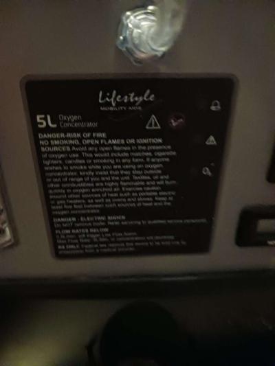 Lifestyle Oxygen concentrator with 3 O2 tanks and Carrier - Thumbnail 3