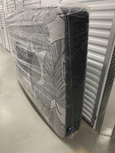 SEALY POSTUREPEDIC PLUS MATTRESS AND BOX SPRING QUEEN SIZE F - Thumbnail 3