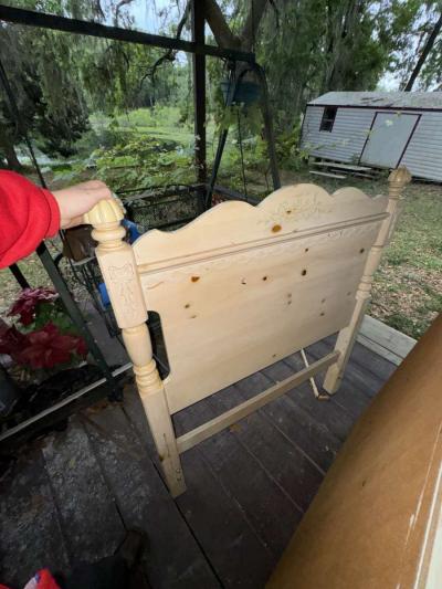 antique looking twin bedroom set - Thumbnail 2