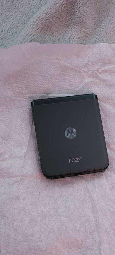 Motorola RAZR V3a  Gray Cricket Cellular Phone - Thumbnail 2