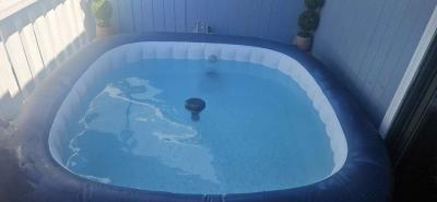 hot tub - Thumbnail 3