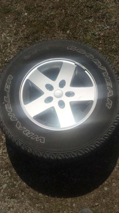 10 Jeep wheels for Wrangler some got new tread some dont but