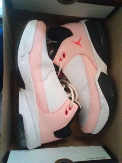 size 7 youth Jordan shoes - Thumbnail 2