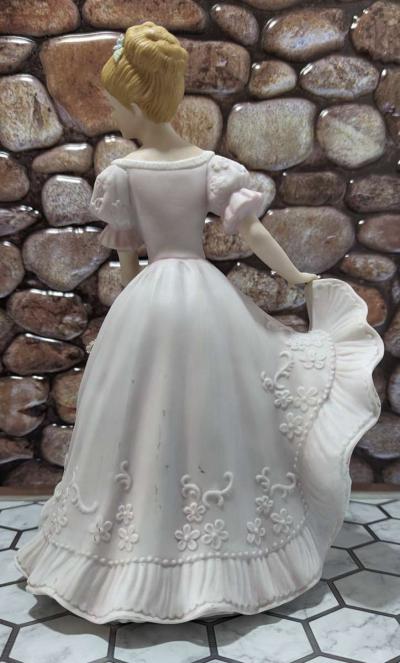 Lady Caroline Masterpiece Porcelain Collectable Figurine - Thumbnail 3