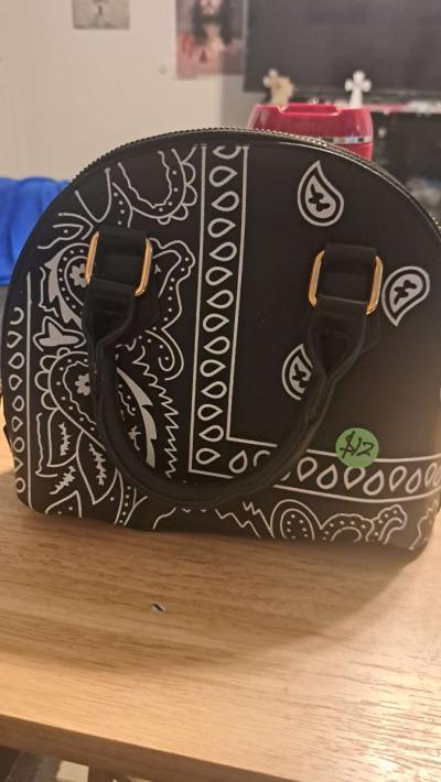 black purse - Porterville, California