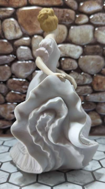 Lady Caroline Masterpiece Porcelain Collectable Figurine - Thumbnail 5