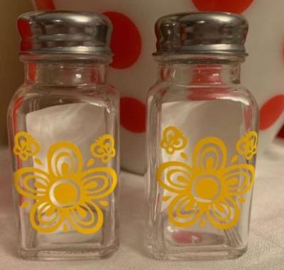 Pyrex salt and pepper shakers - Thumbnail 3