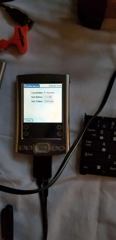 2 palm pilots in great condition - Thumbnail 2