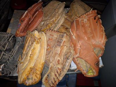 baseball gloves - Thumbnail 2
