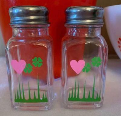 Pyrex salt and pepper shakers - Thumbnail 2