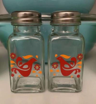 Pyrex salt and pepper shakers - Thumbnail 5