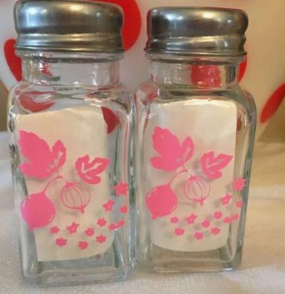 Pyrex salt and pepper shakers - Thumbnail 4