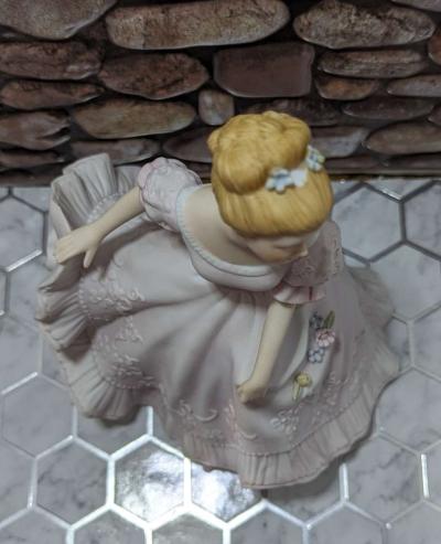 Lady Caroline Masterpiece Porcelain Collectable Figurine - Thumbnail 6