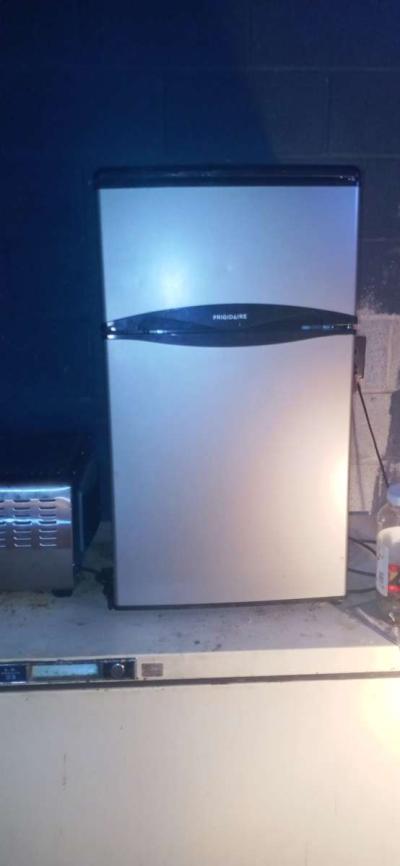 Frigidaire mini fridge with freezer on top - Thumbnail 3
