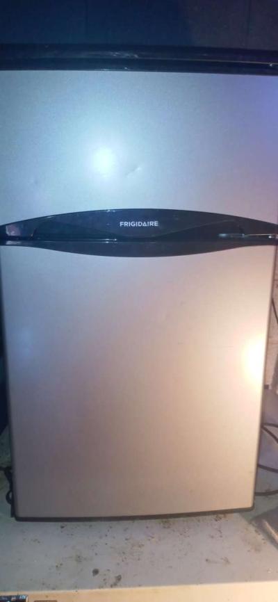 Frigidaire mini fridge with freezer on top - Thumbnail 4