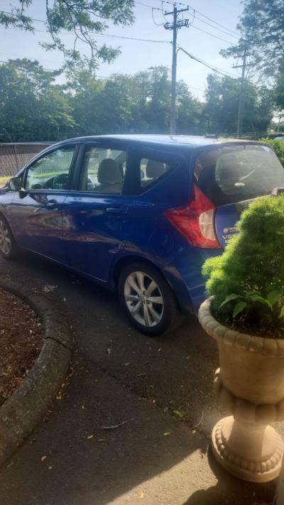 Nissan versa 4 door hatchback - Thumbnail 2