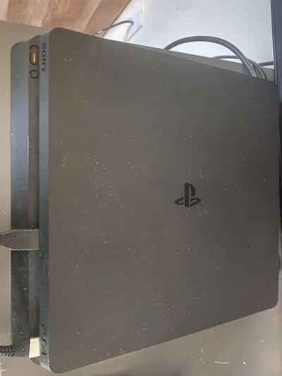 PlayStation 4 - Thumbnail 2