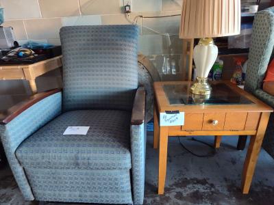 Nice recliner - Thumbnail 4