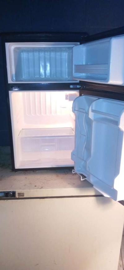Frigidaire mini fridge with top freezer - Thumbnail 4