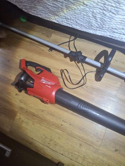 Milwaukee M18  weed trimmer  and blower combo set - Thumbnail 3