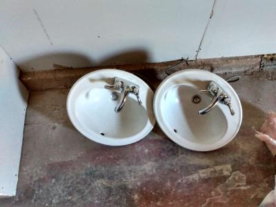 two bathroom sinks like new - Abilene, Texas