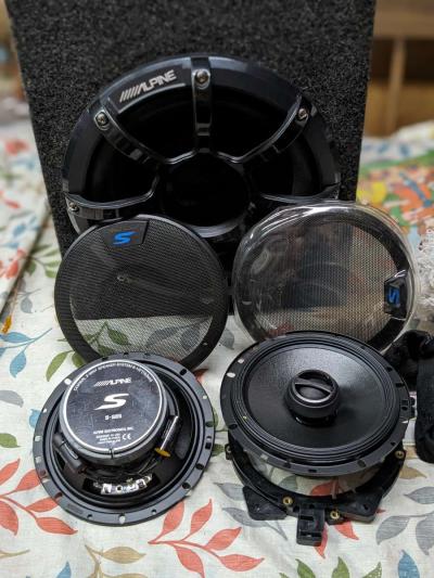 complete Alpine stero system with sub amp and install kit - Thumbnail 4