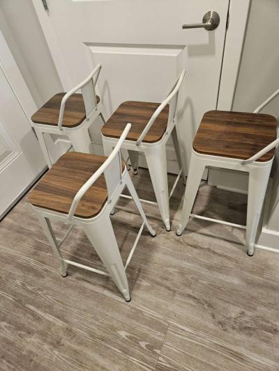 4 Bar Stools Execellent Condition
