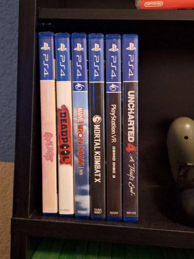 PS4 with 2 controllers - Thumbnail 4