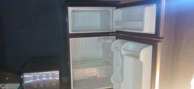 Frigidaire mini fridge with freezer on top - Thumbnail 5