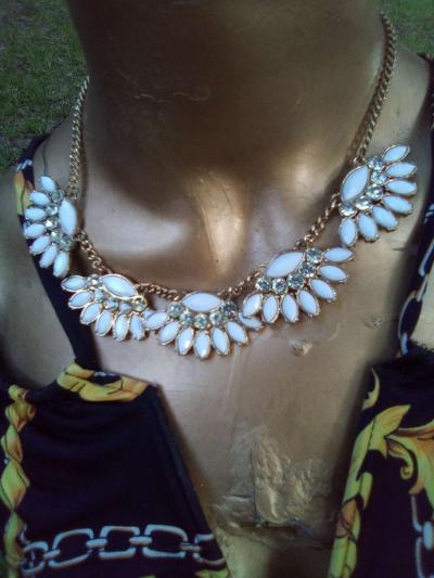 dangling White stoned gold necklace - Thumbnail 3