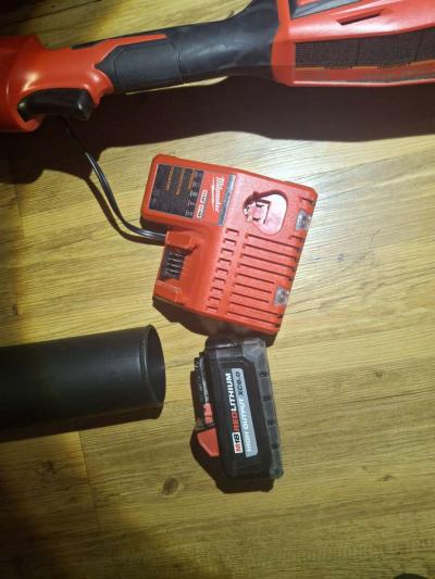Milwaukee M18  weed trimmer  and blower combo set - Thumbnail 5
