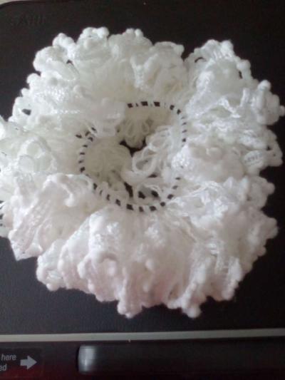 jumbo White plush scrunchie - Thumbnail 3