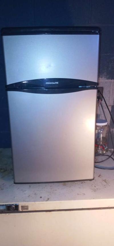 Frigidaire mini fridge with top freezer - Thumbnail 3