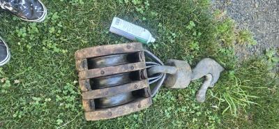 I have a huge wooden 3 wheel Barn pulley - Thumbnail 2