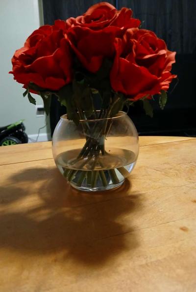 red roses in glass vase - Thumbnail 3