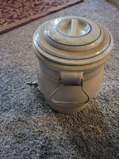 red wing 2 gallon water cooler with lid and spigot prestine - Thumbnail 2