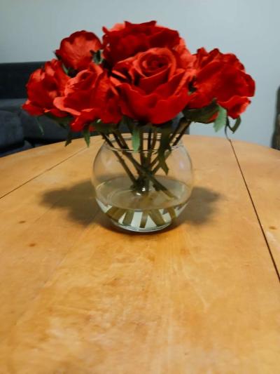 red roses in glass vase - Thumbnail 2
