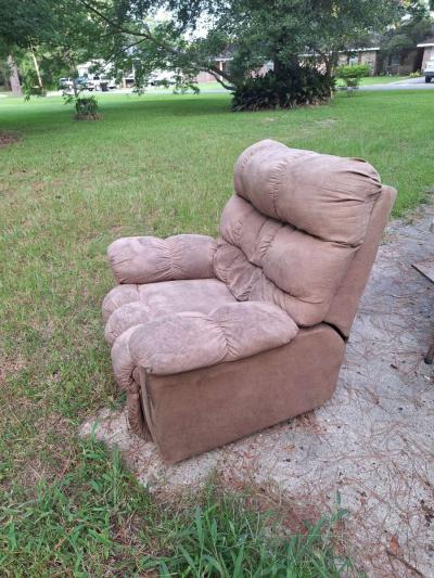 FREE LARGE RECLINER MUST PICK UP - Thumbnail 2