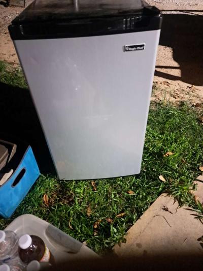 mini fridge  99 dollars or best offer - Thumbnail 3